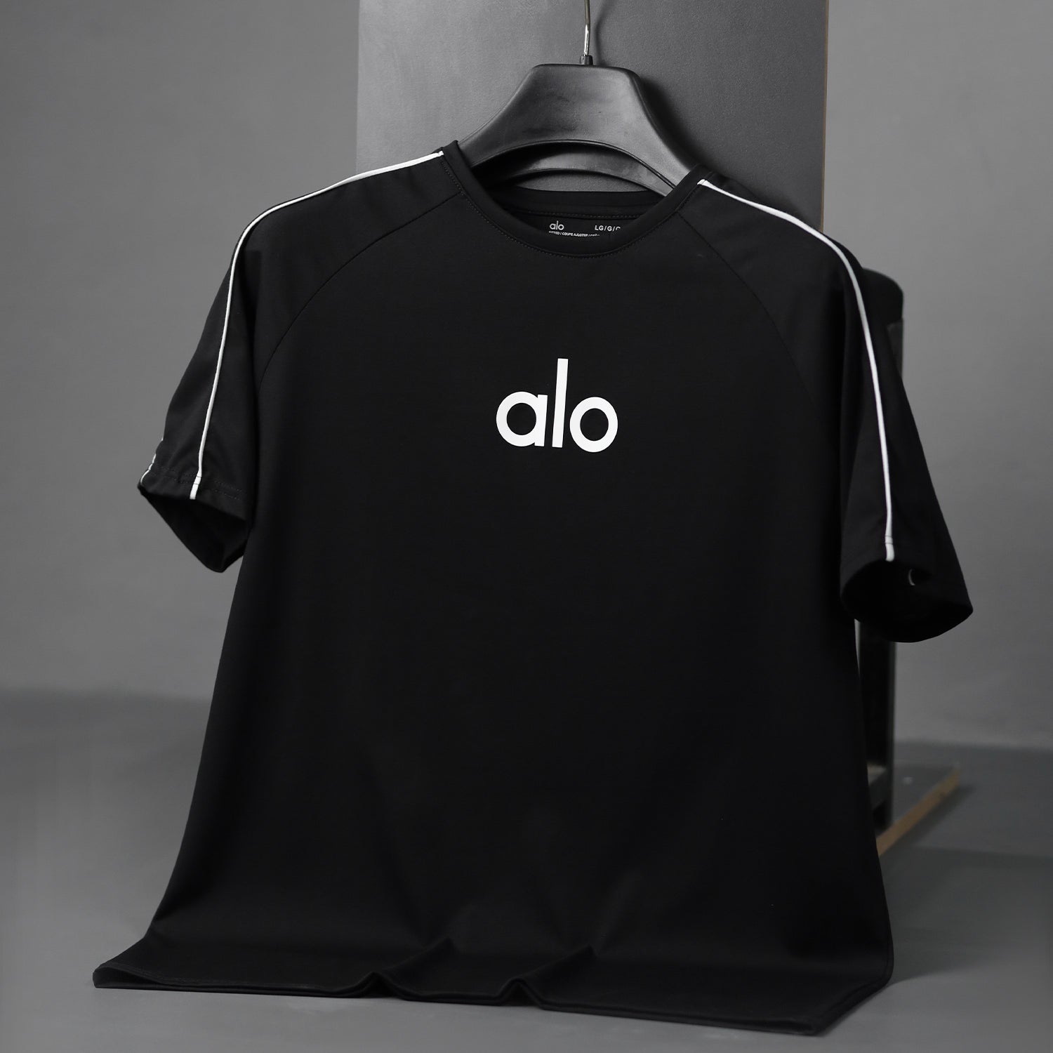 Alo Distinctive Front Logo Men's Tee