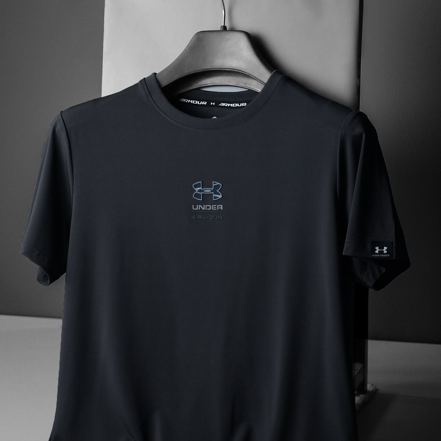 Undr Armr Mid Chest Logo Mesh Dry-Fit Tee