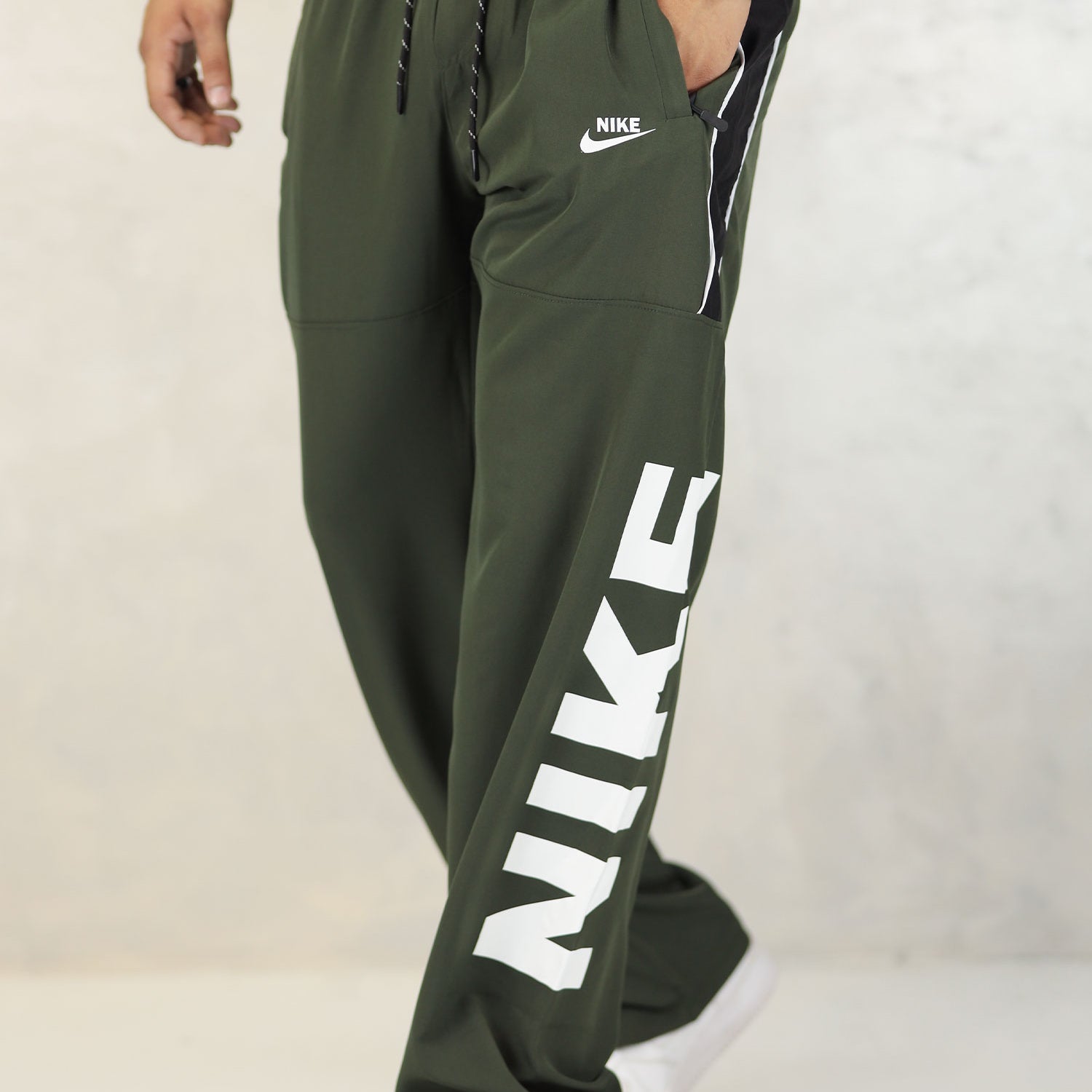 Nke Therma-Fit Versatile Sportswear Micron Trouser In Olive