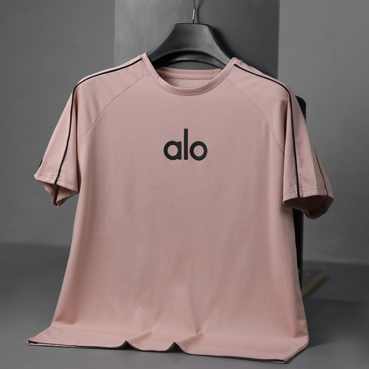 Alo Distinctive Front Logo Men's Tee