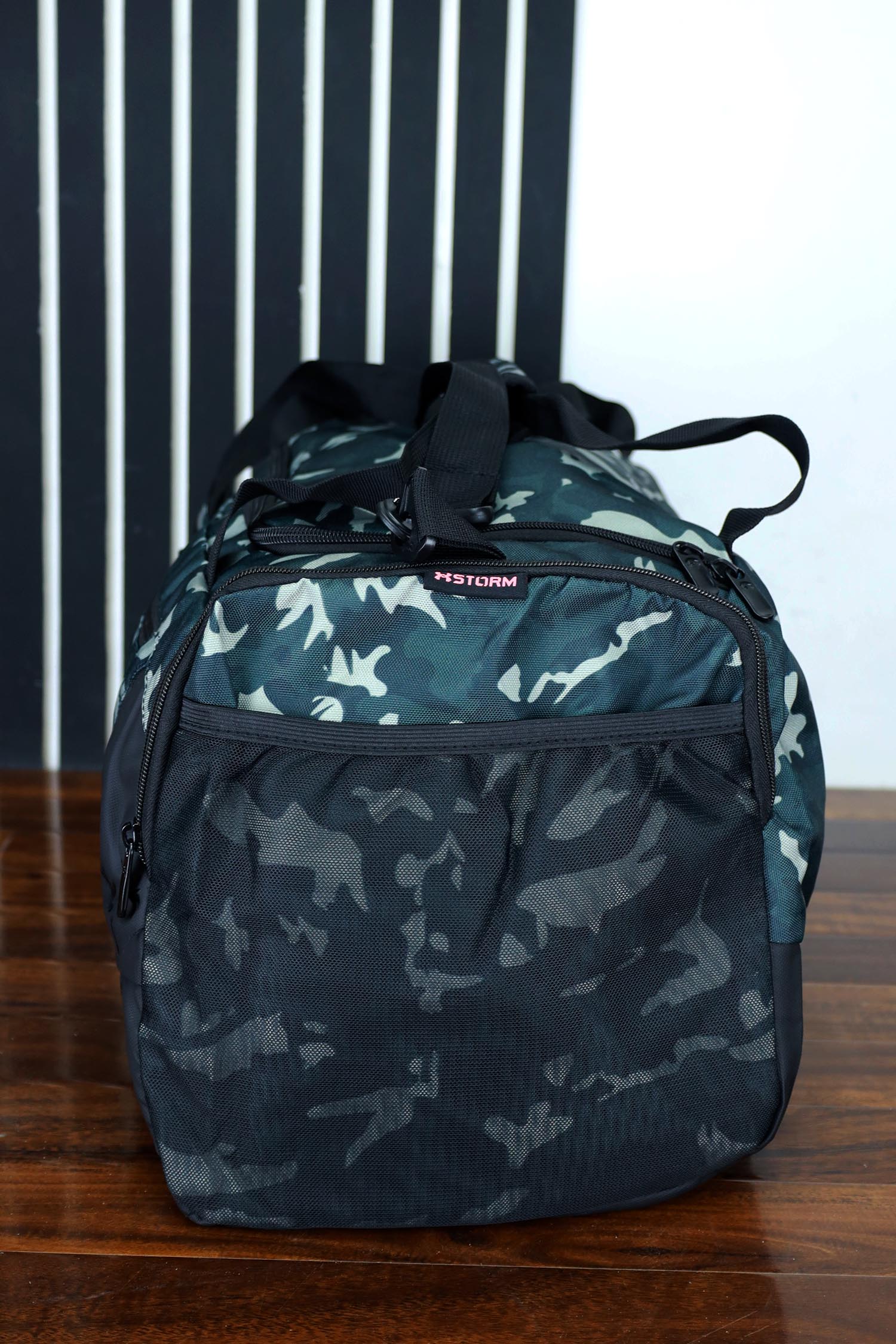 Und Front Logo Travel Bag In Camouflage