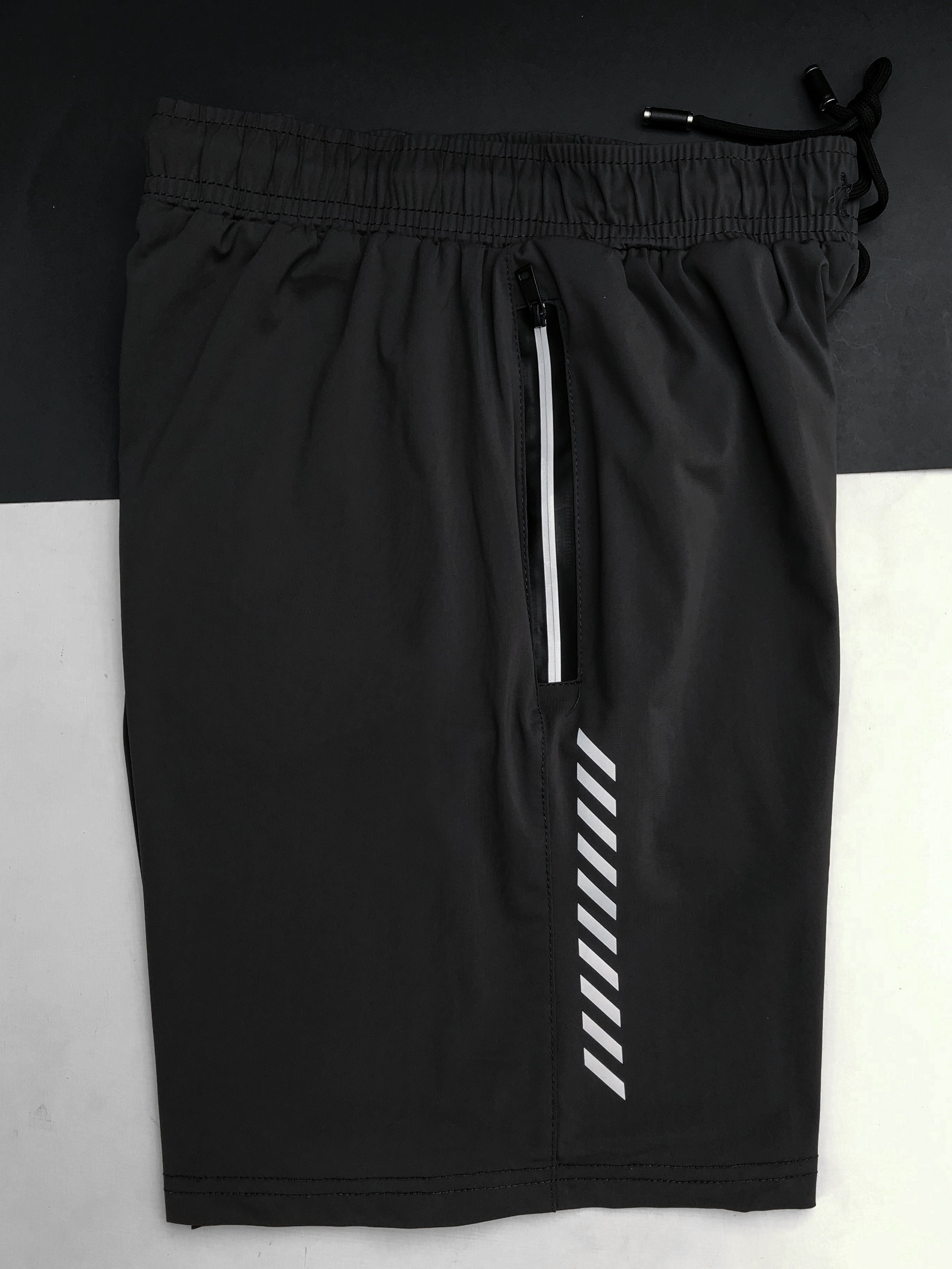 Und Arm Reflector Logo Men Training Shorts In Grey