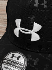 Und Arm Front Logo Cap In Black