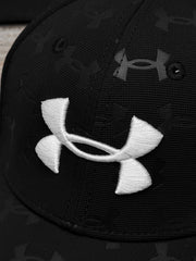 Und Arm Front Logo Cap In Black