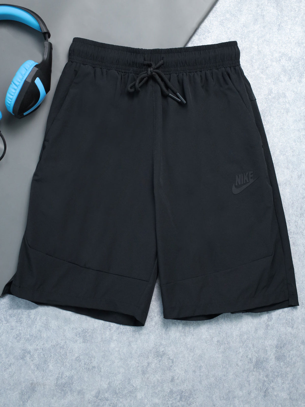 Nke Sportswear Standard Fit Shorts In Black