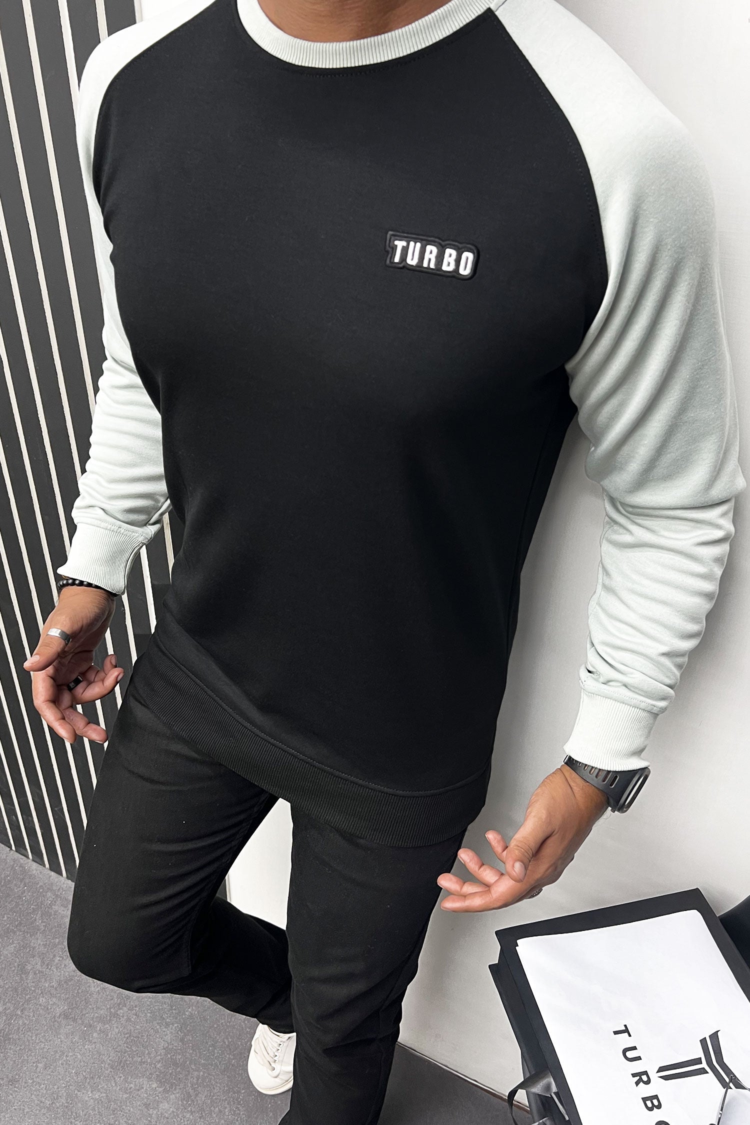 Turbo Contrast Tone Signature Logo Full Sleeves Men's Sweatshirt In Black