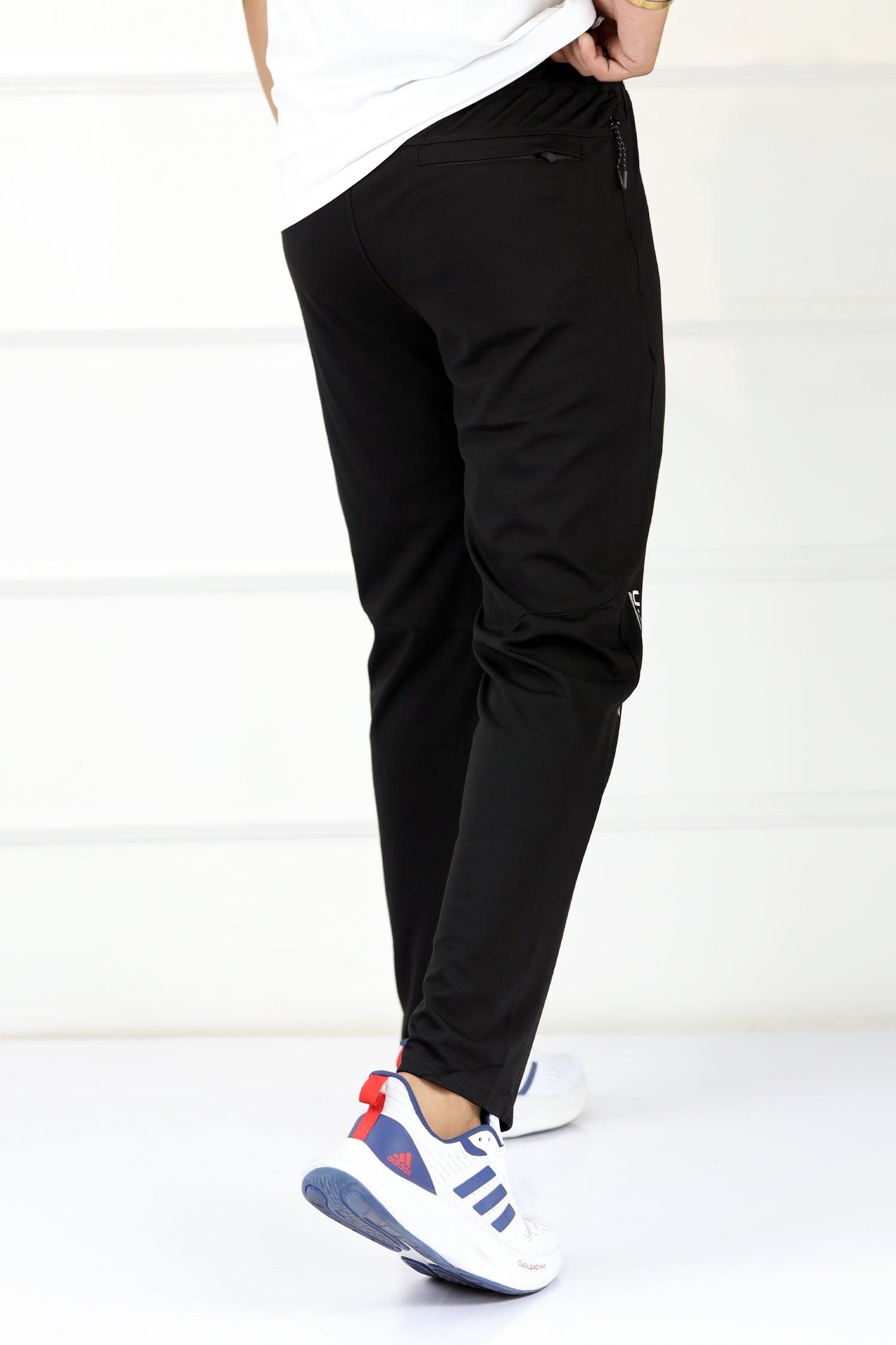 Undr Armr Premium Slim Fit Sportswear Trouser In Black