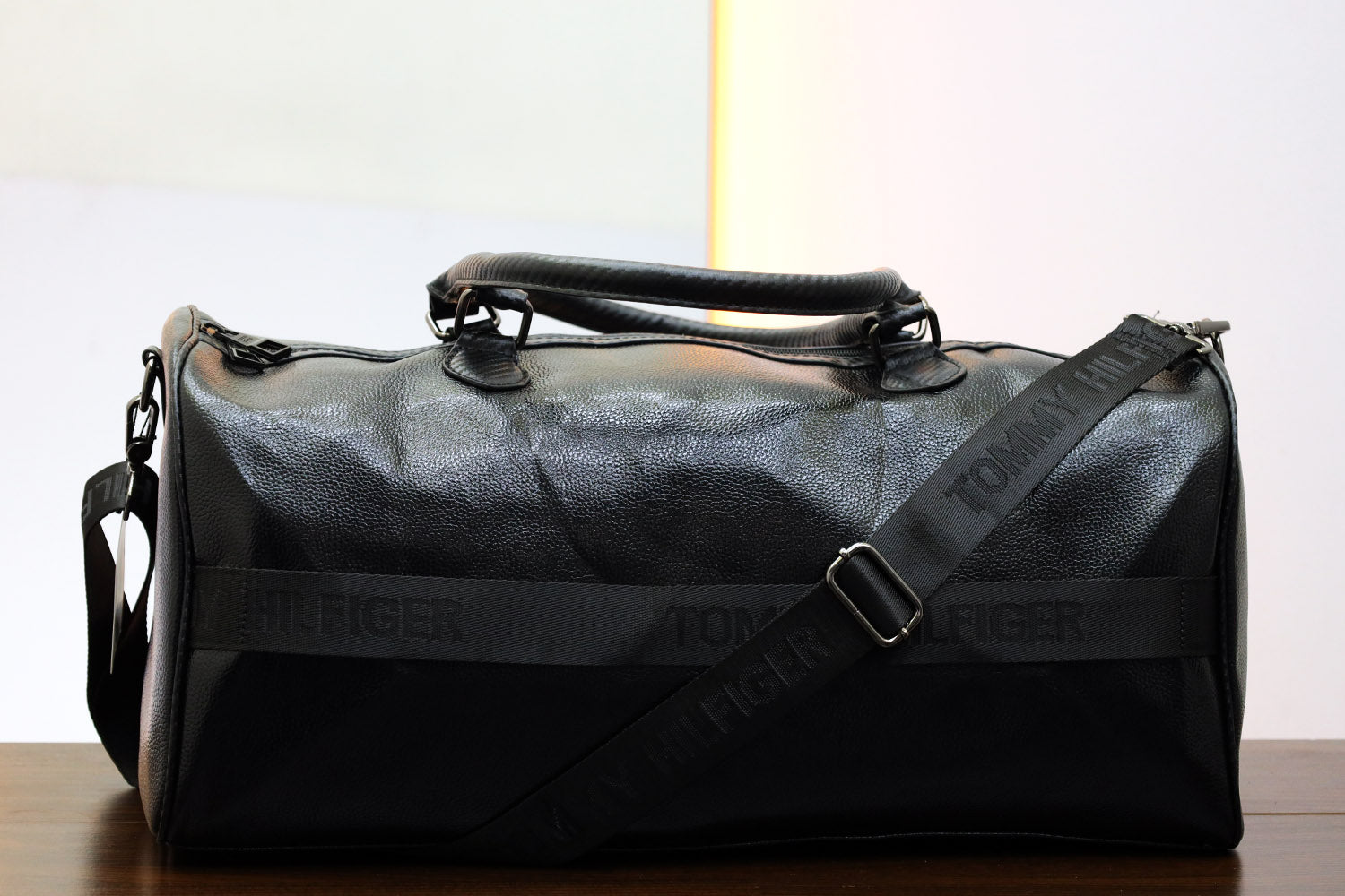 Tomy Hilfgr Imported Signature Strip Travel bag in Black