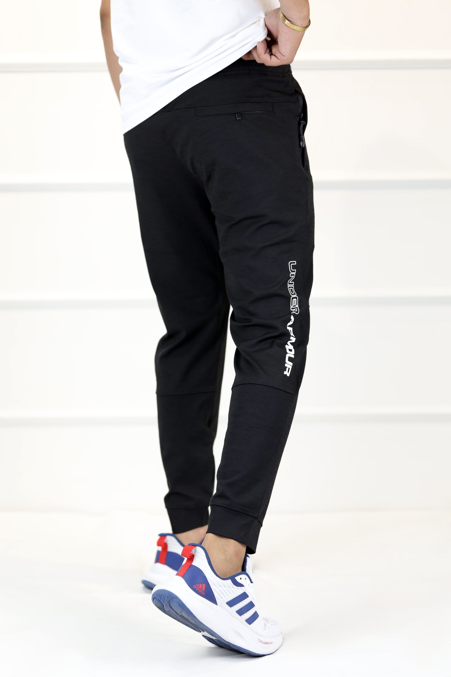 Undr Armr Ecrek Slim Fit Sportswear Trouser In Black