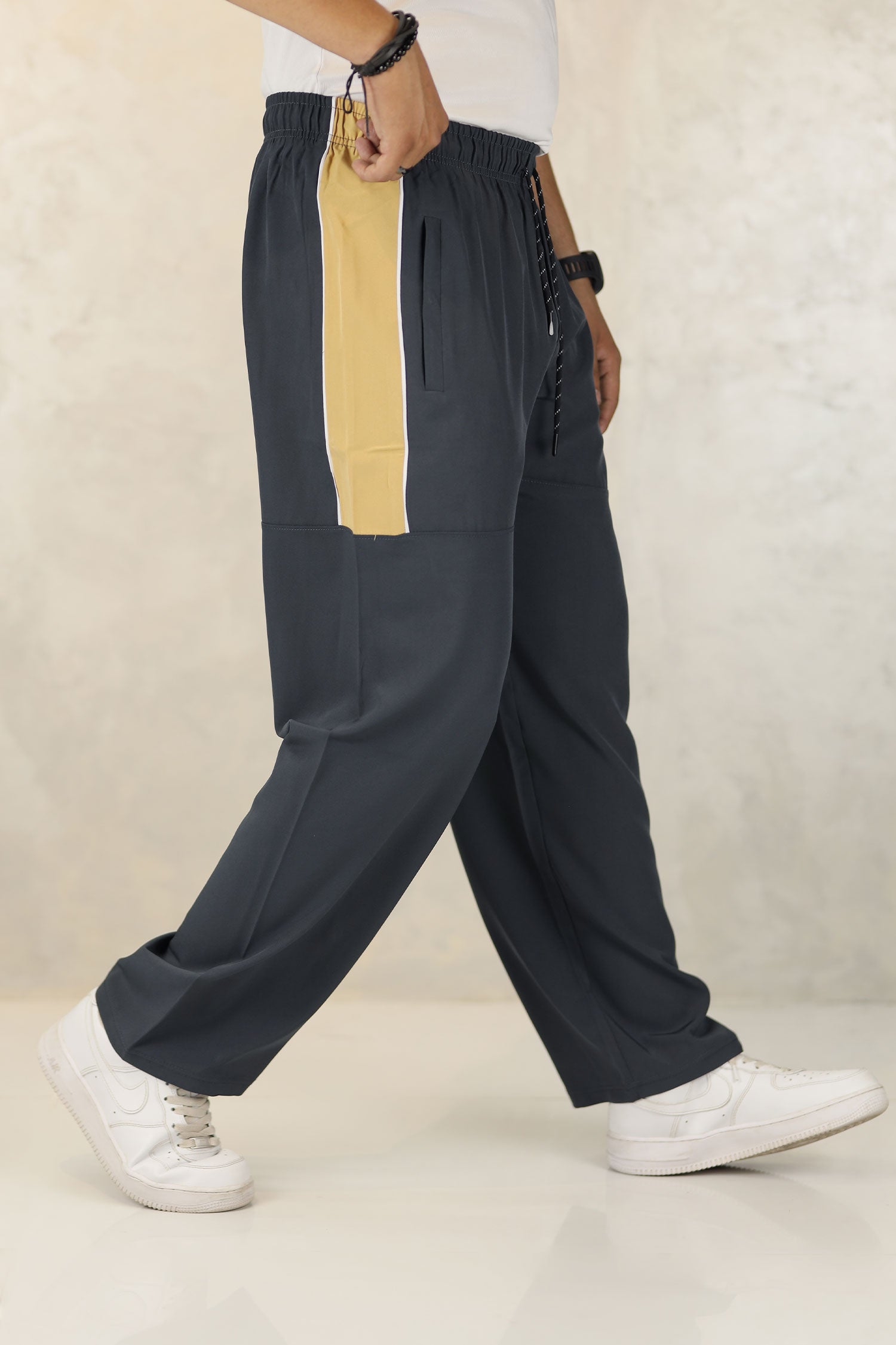 Nke Therma-Fit Versatile Sportswear Micron Trouser In Dark Grey