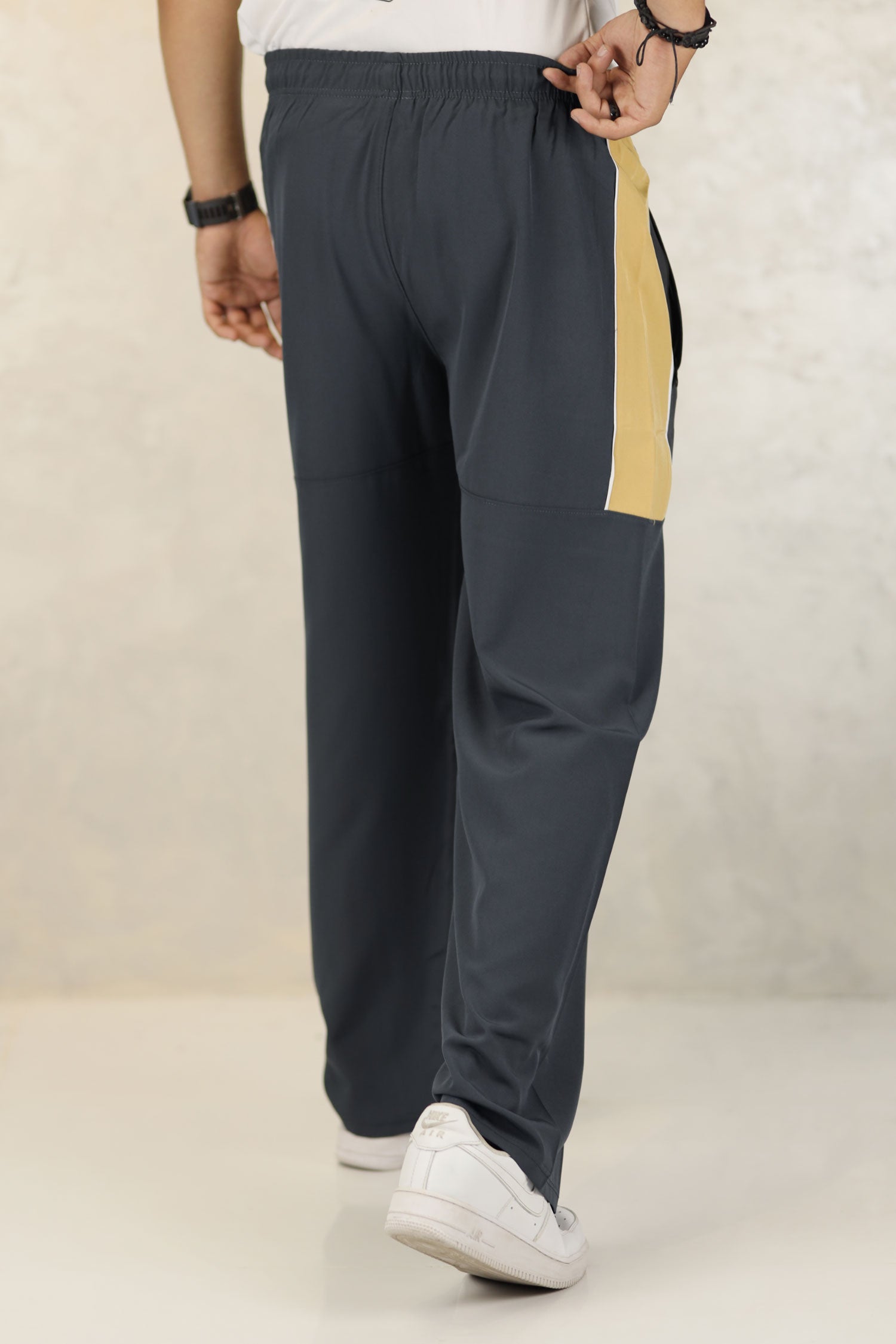 Nke Therma-Fit Versatile Sportswear Micron Trouser In Dark Grey