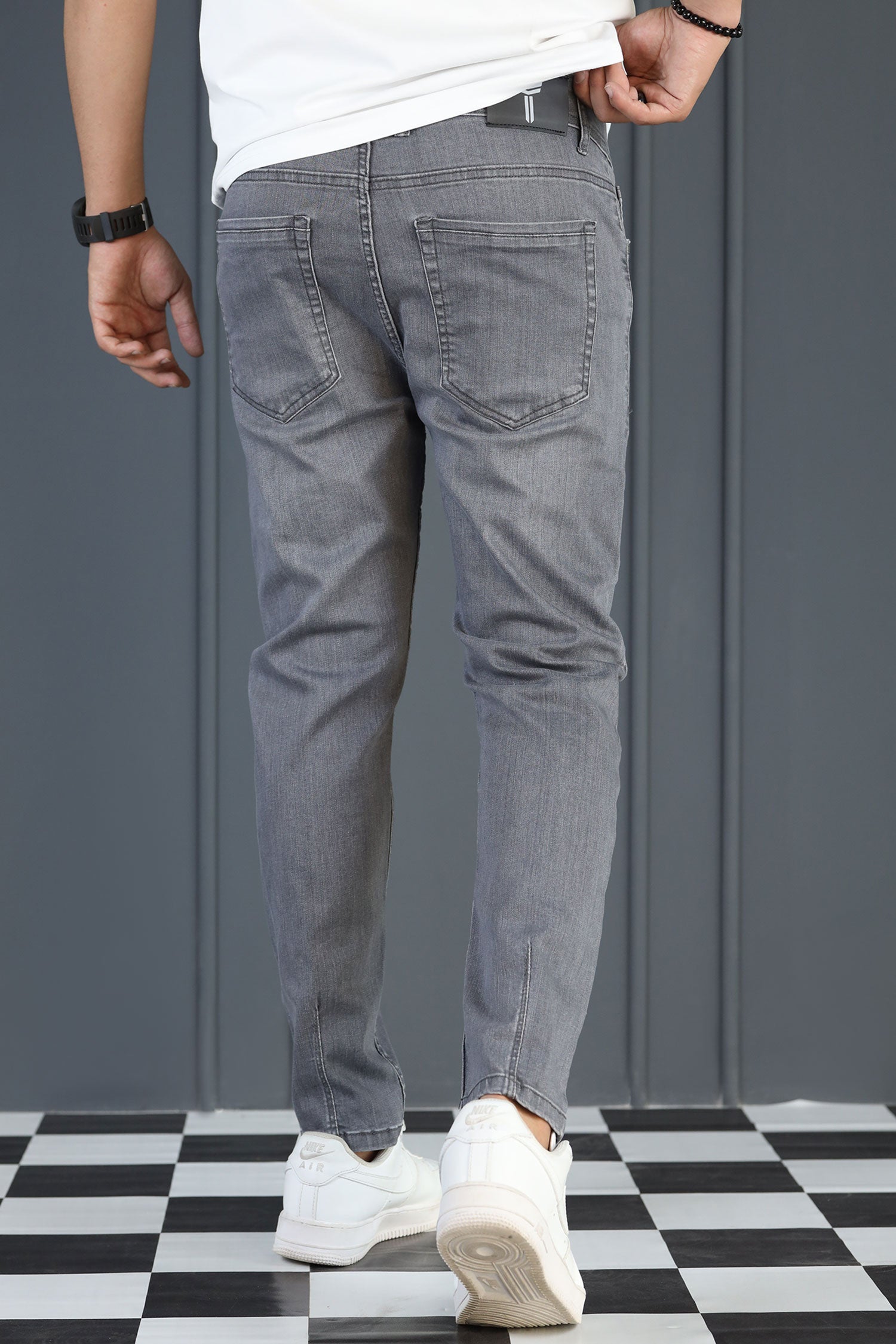 Sharp Cut Turbo Ankle Fit Jeans In Grey