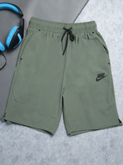 Nke Sportswear Standard Fit Shorts In Light Green