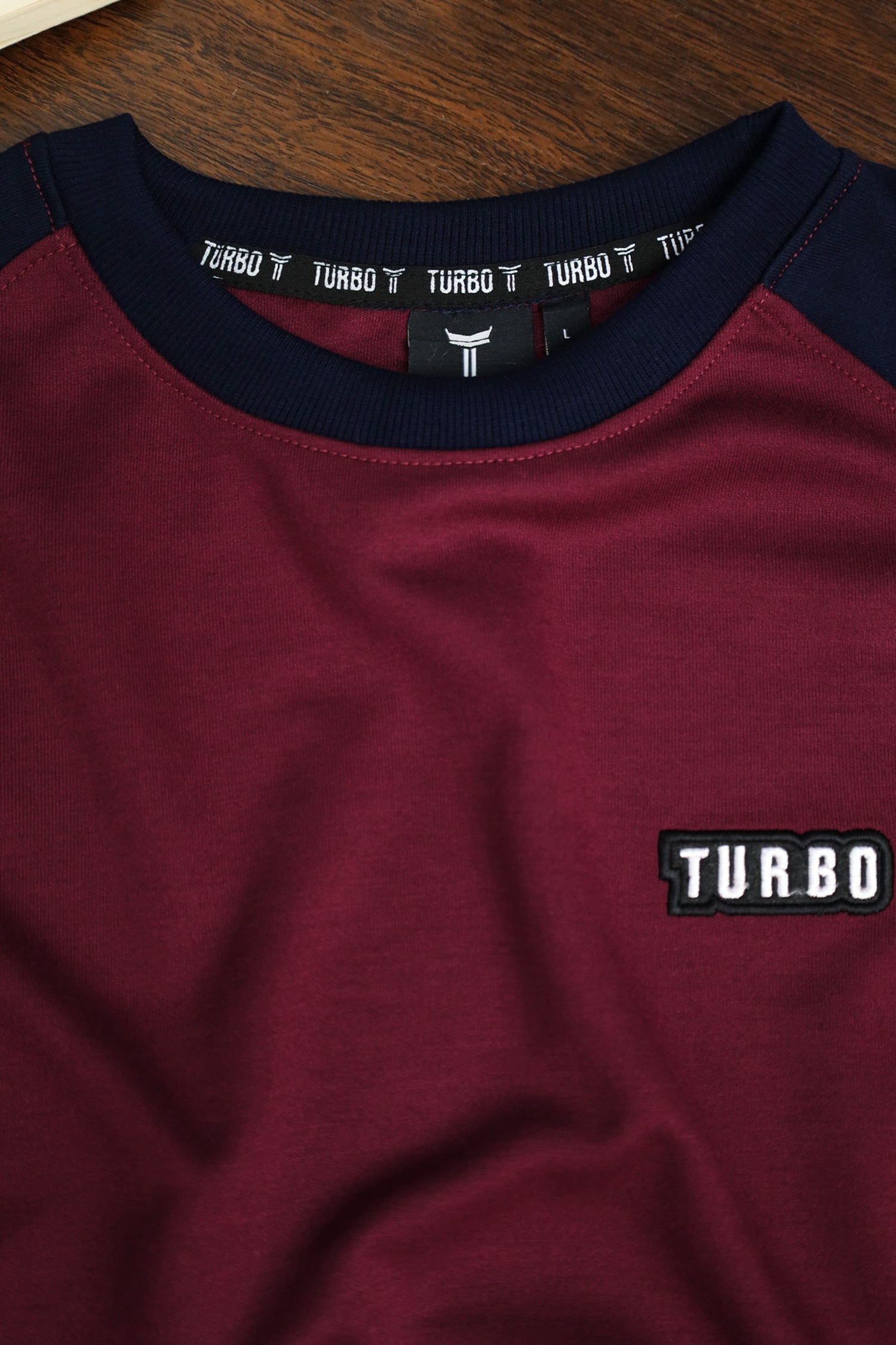 Turbo Contrast Tone Signature Logo Full Sleeves Men's Sweatshirt In Maroon