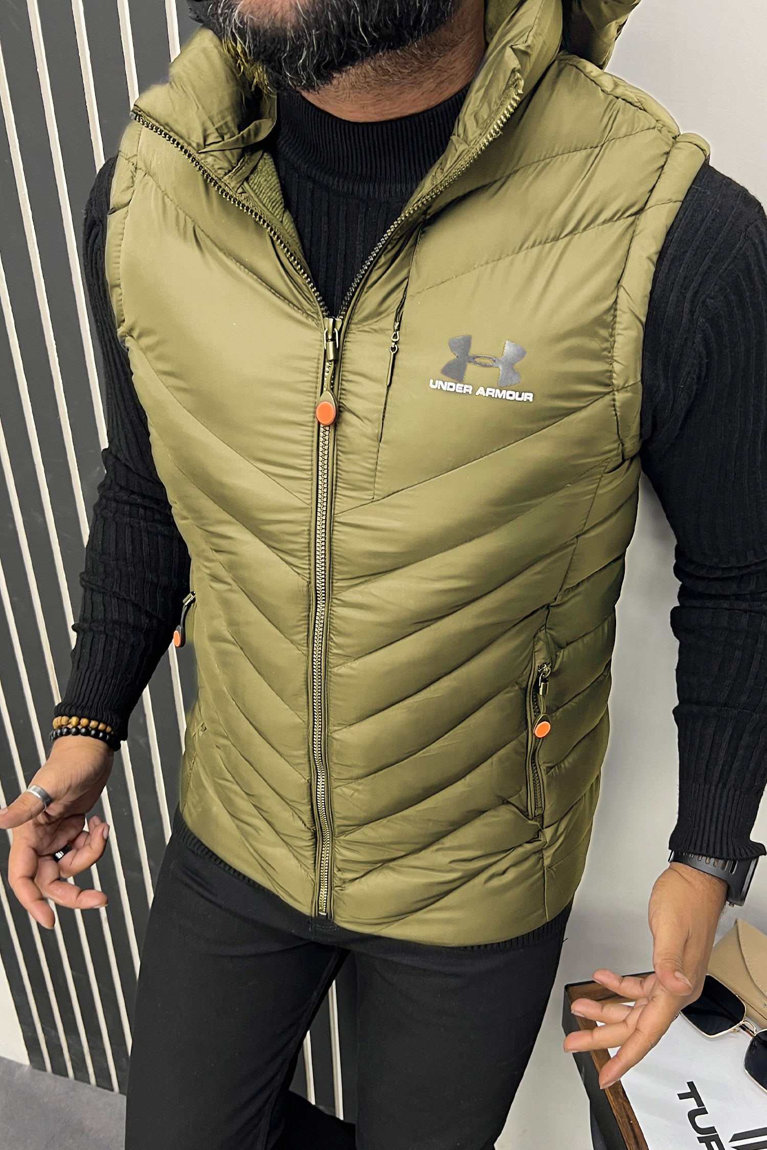 Undr Armr Cold Gear Quilted Detachable Hood Imported Men's Gilet