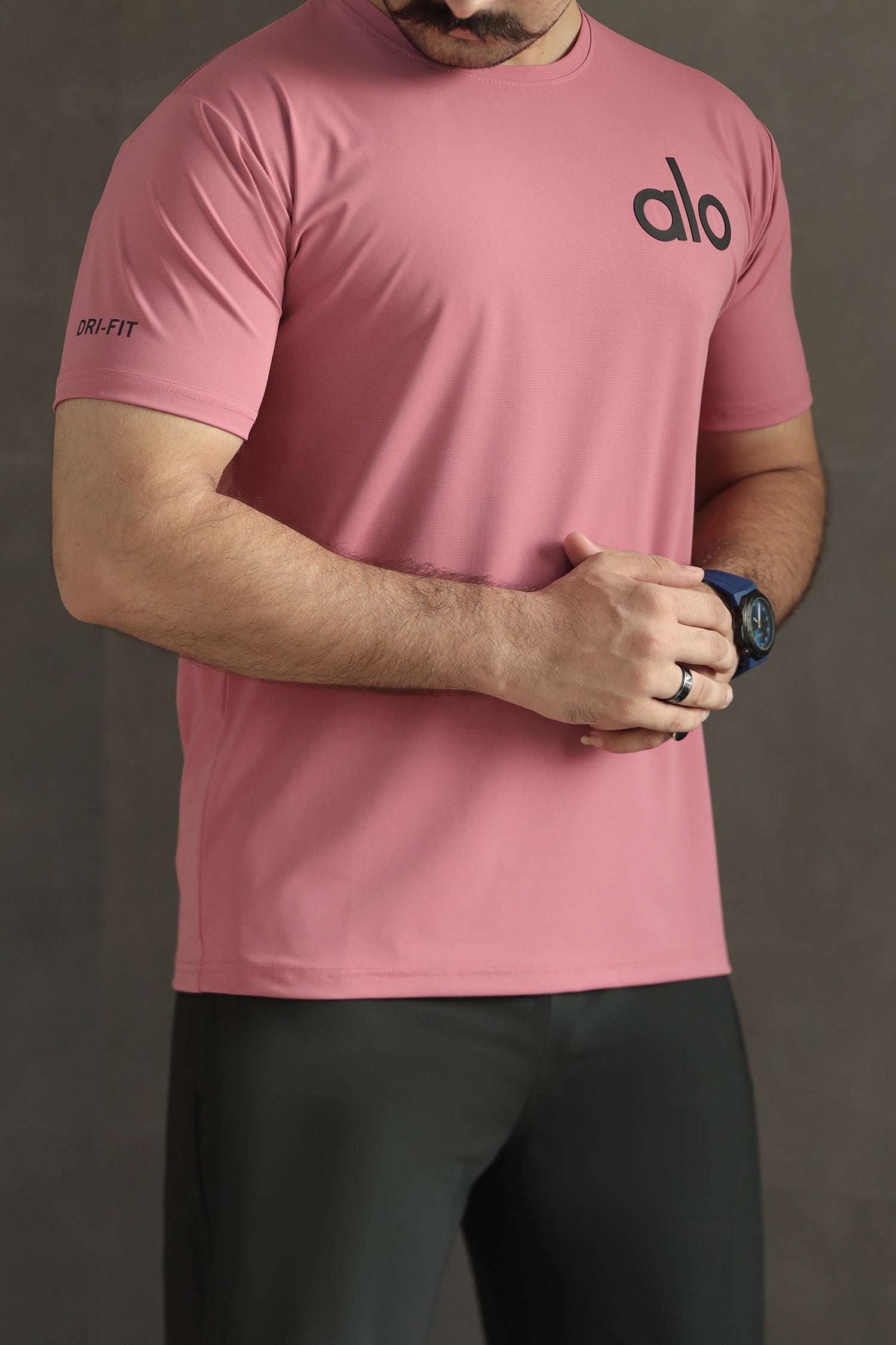Alo Yoga Distinctive Front Logo Arrival Dry-Fit Tee