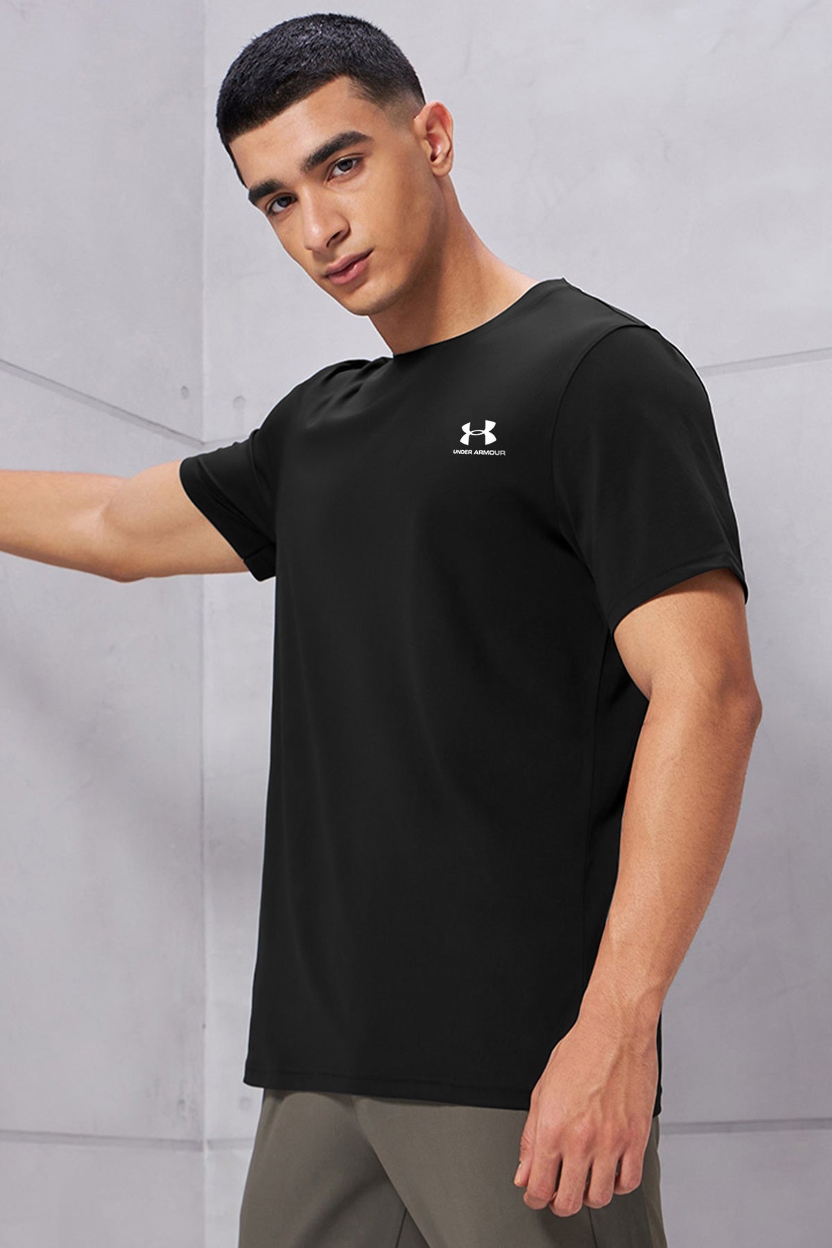 Undr Armur Front Logo Dry Fit Tee in Black