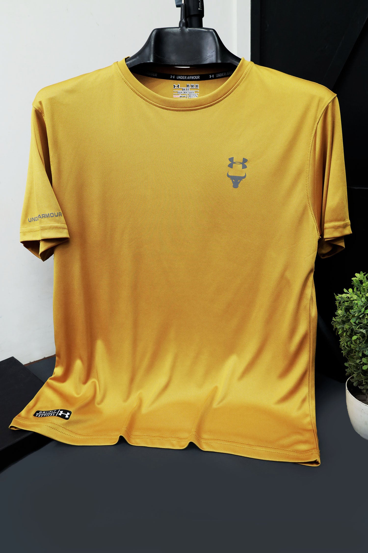 Dry Fit Crew Neck Tee With Undr Armor Reflector Logo In Mustard Yellow